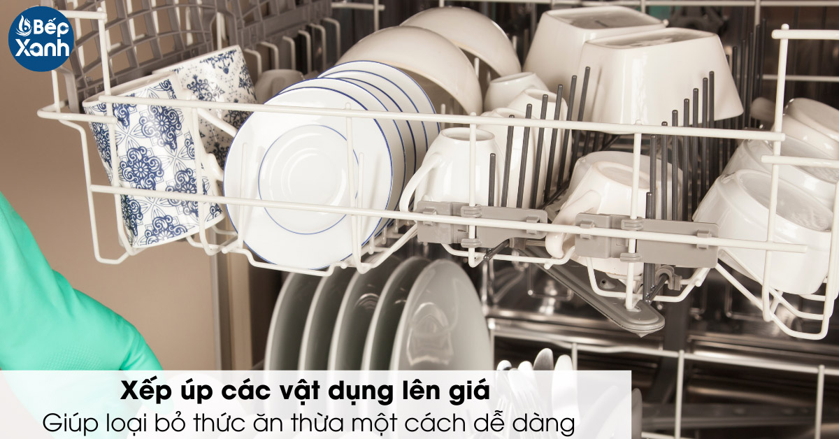 Xếp úp các vật dụng lên giá