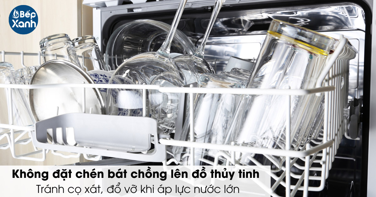 Không đặt chồng bát đĩa lên nhau