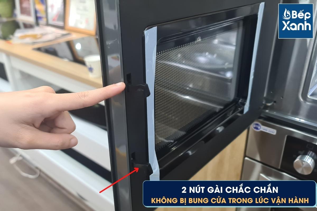 Cửa kính với nút gài chắc chắn